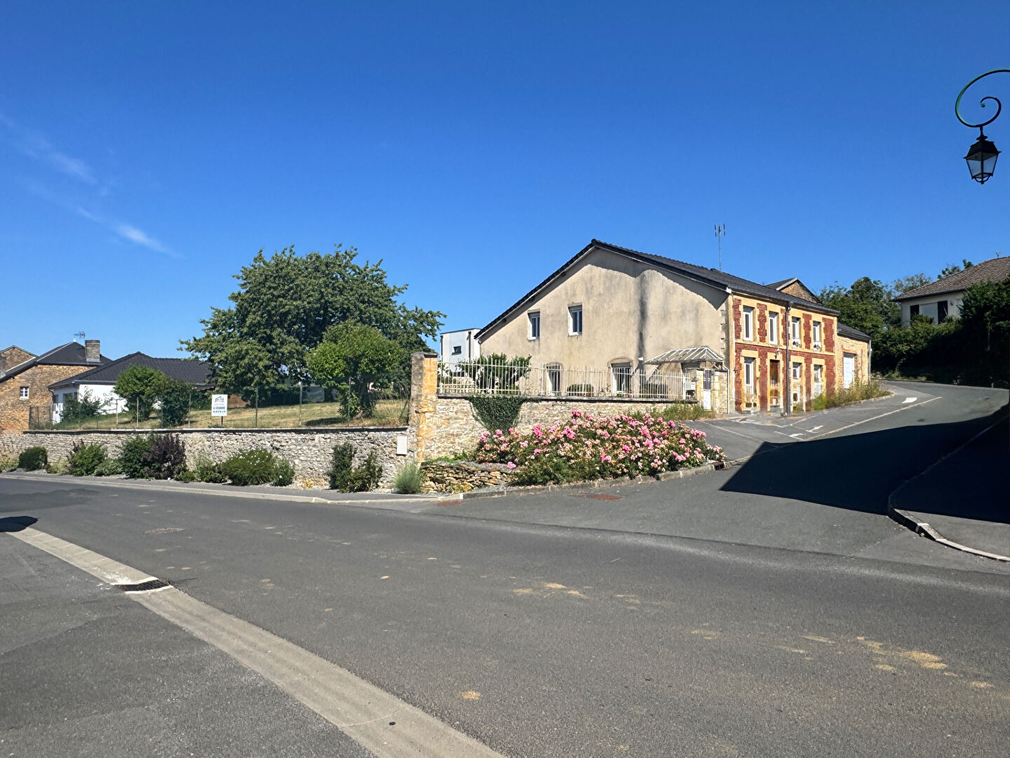 Maison rénovée de 230 m2 SH sur 1361 m2 de terrain à SORMONNE