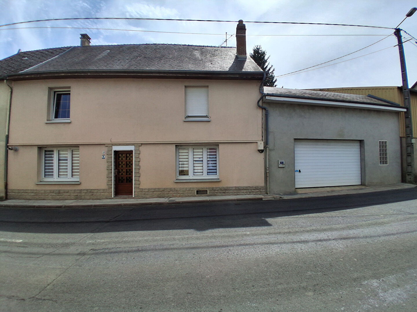 Maison mitoyenne de 180 m2 sh avec un terrain et un garage à SIGNY L'ABBAYE