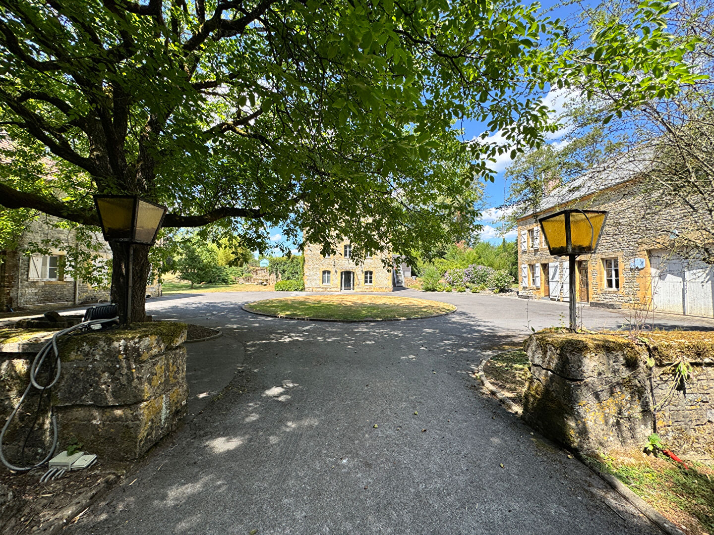 Ancien Moulin rénové de 327 m2 SH sur 1 Hectare de terrain clos avec dépendances à Tournes