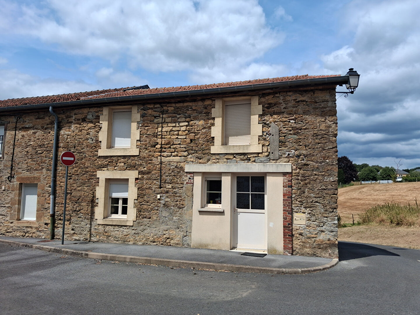 Maison rénovée mitoyenne d'un coté de 74 m2 sh à MONTCORNET