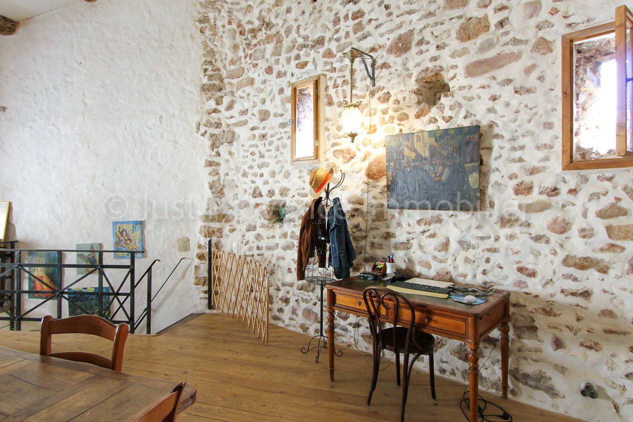 Photo Au coeur du charmant village de Bedoin Maison de village entièrement rénovée de 120 m² avec une cave image 2/6