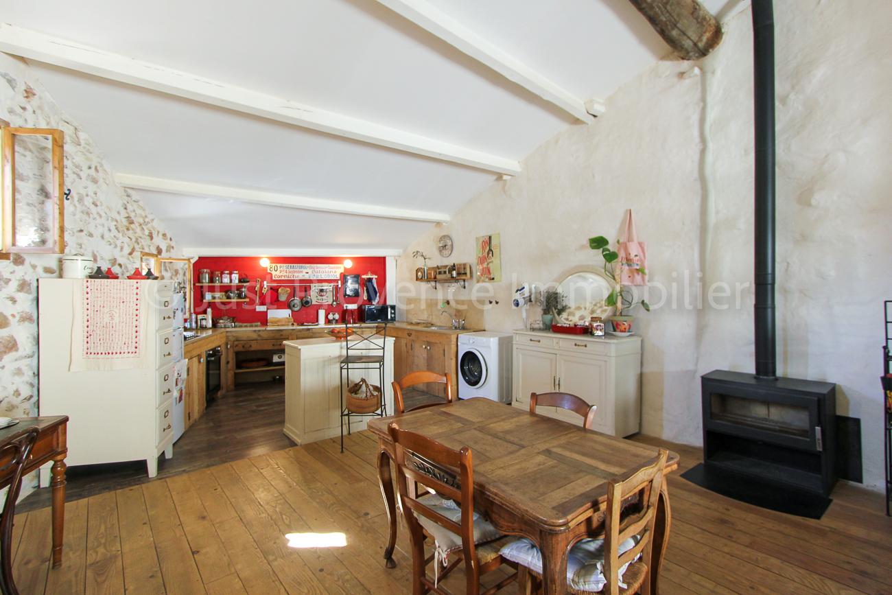 Photo Au coeur du charmant village de Bedoin Maison de village entièrement rénovée de 120 m² avec une cave image 3/6