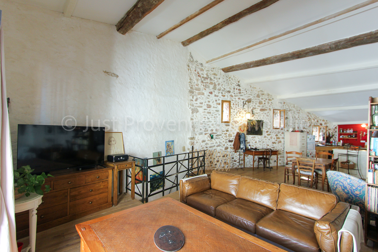 Photo Au coeur du charmant village de Bedoin Maison de village entièrement rénovée de 120 m² avec une cave image 5/6