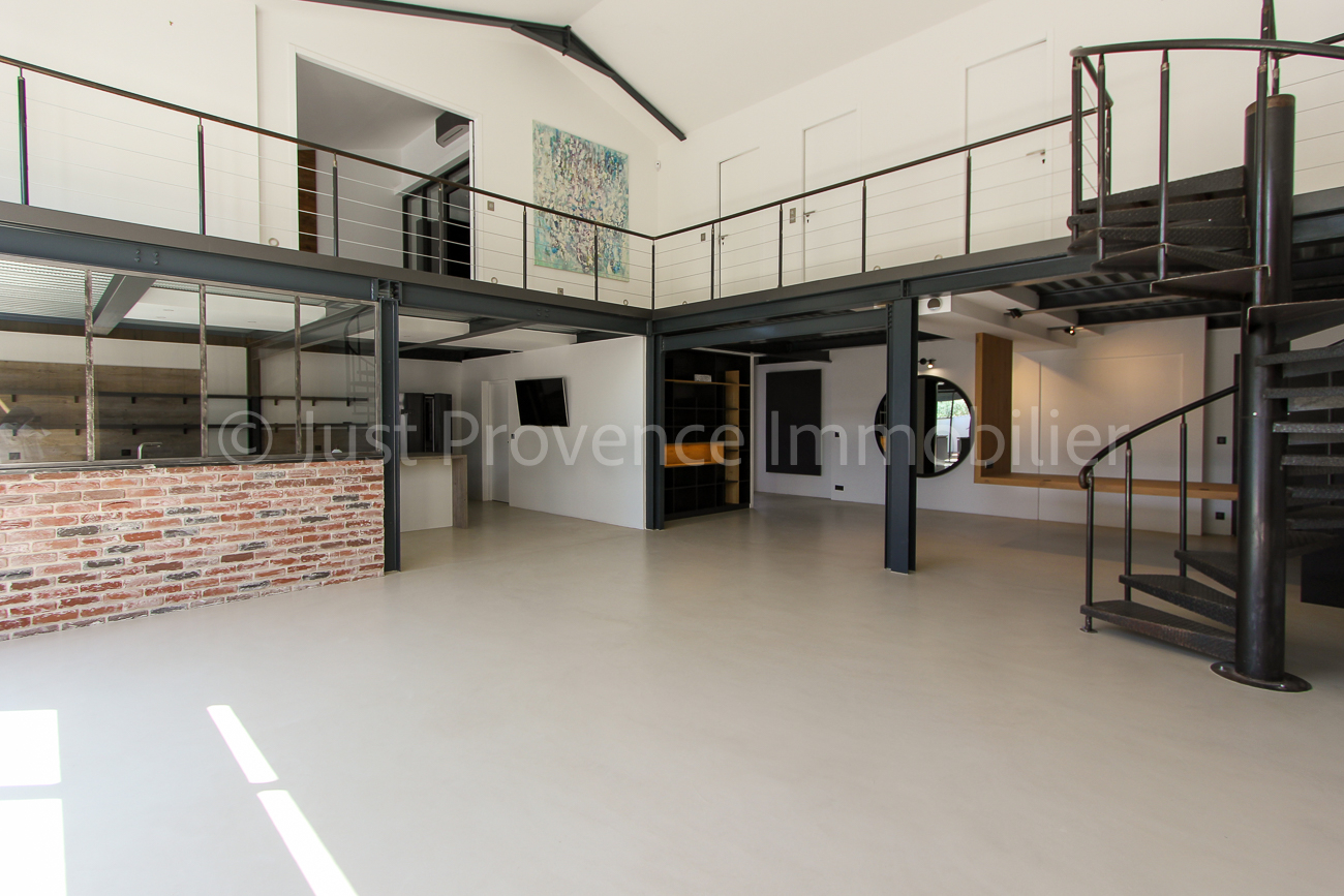 Photo Loft Carpentras 5 pièces 200 m2  avec garage double sur 333 m² de terrain. image 2/6