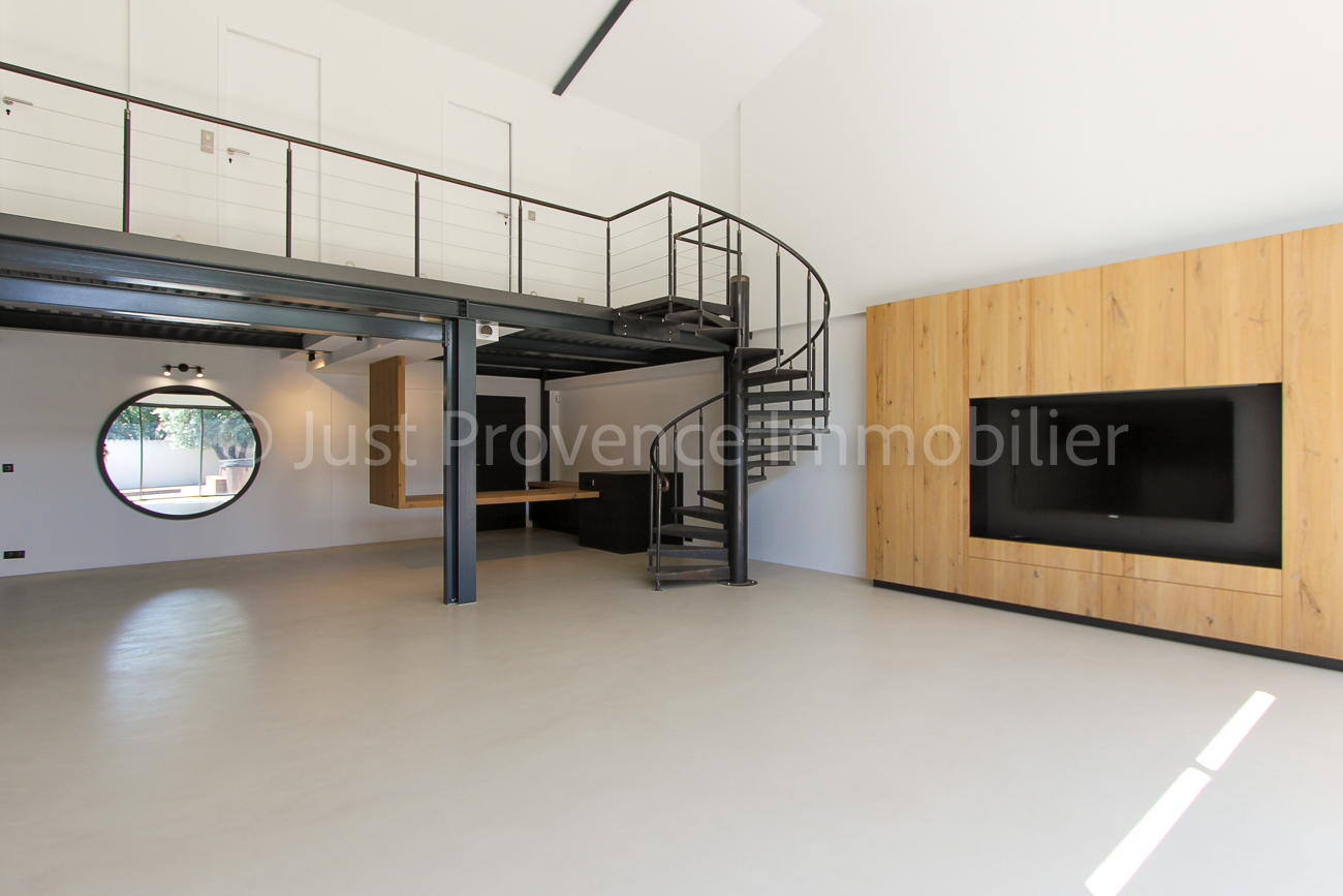 Photo Loft Carpentras 5 pièces 200 m2  avec garage double sur 333 m² de terrain. image 3/6