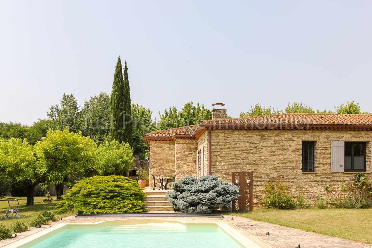 Photo Propriété en pierre d'environ  234 m2 sur un terrain de 3500 m2 avec piscine et garage image 2/6