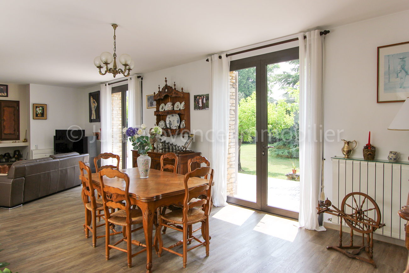 Photo Propriété en pierre d'environ  234 m2 sur un terrain de 3500 m2 avec piscine et garage image 3/6