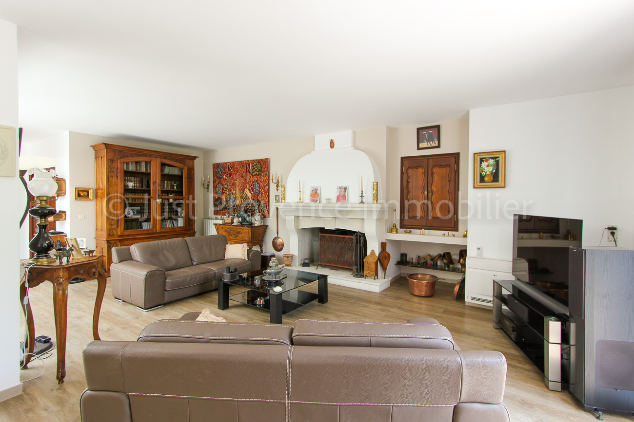 Photo Propriété en pierre d'environ  234 m2 sur un terrain de 3500 m2 avec piscine et garage image 6/6