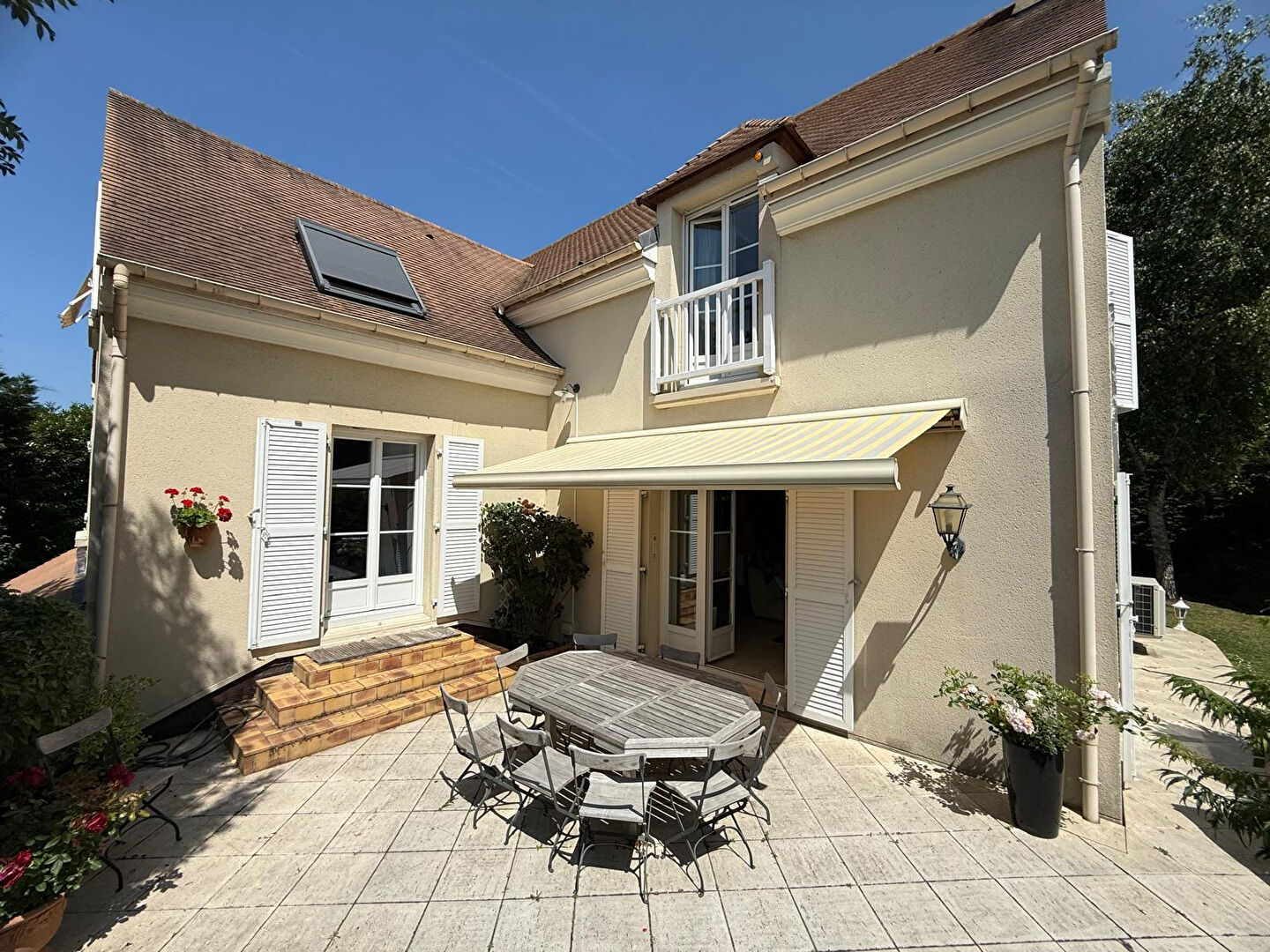 St Prix, Propriété de 220m2 sur 1060m2 de terrain.