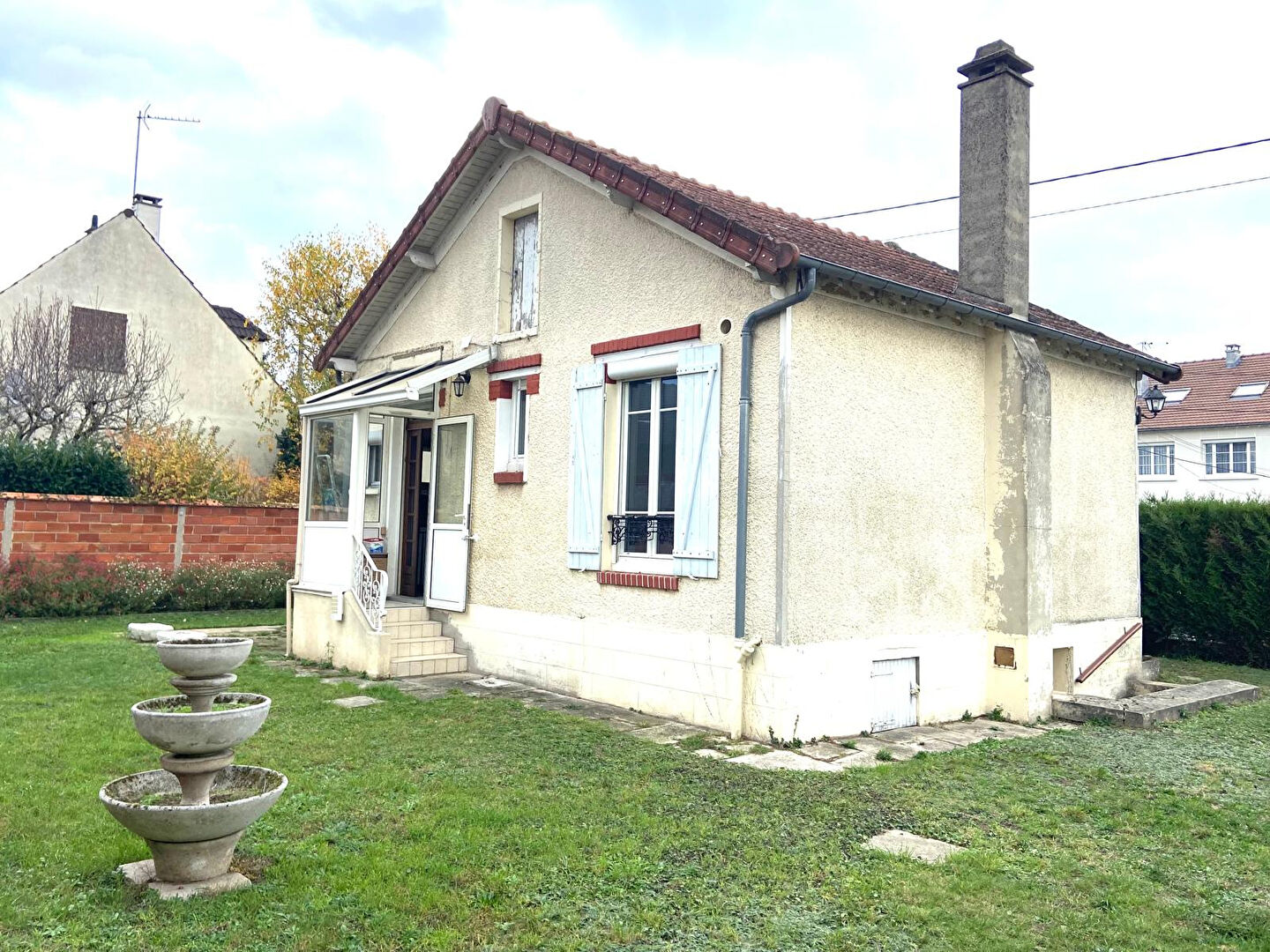 BEAUCHAMP, maison de 43m2 édifiée sur sous sol total et 360m2 de terrain.