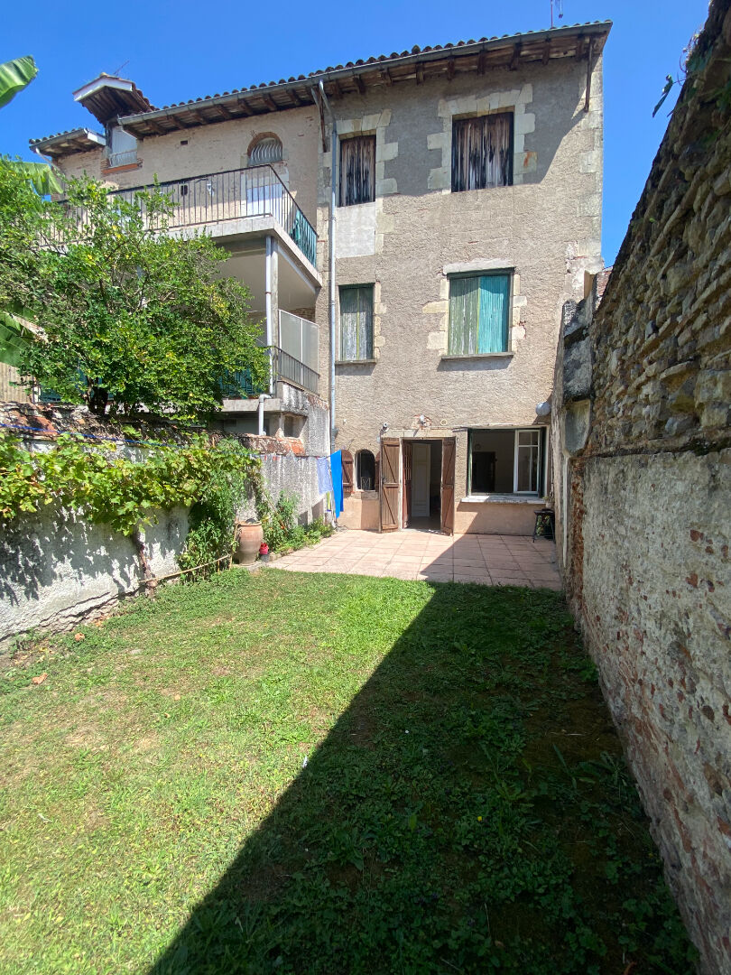 À Casseneuil, magnifique maison de ville avec jardin