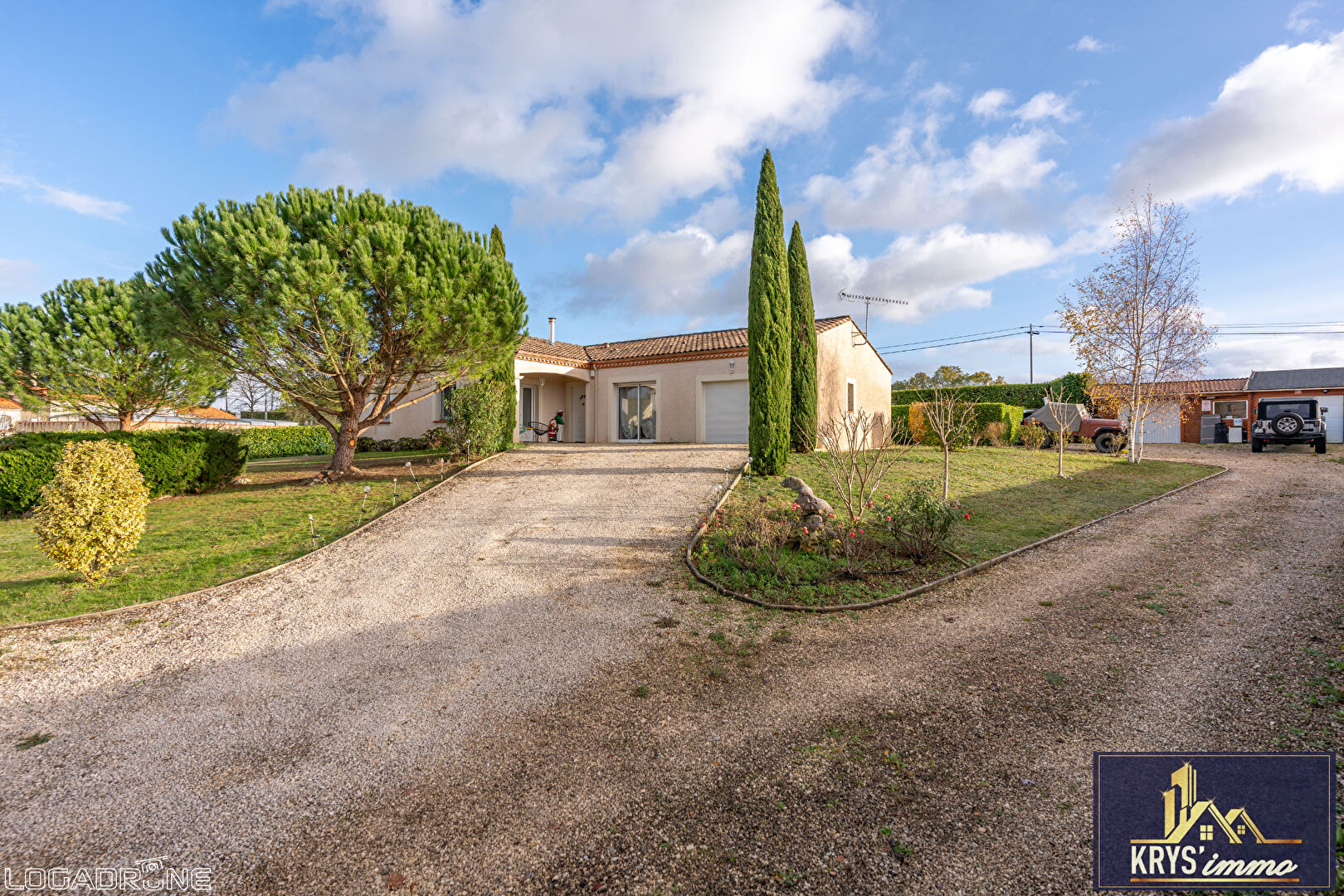 Photo Maison contemporaine de plain pied à Hautefage la Tour avec piscine image 2/6