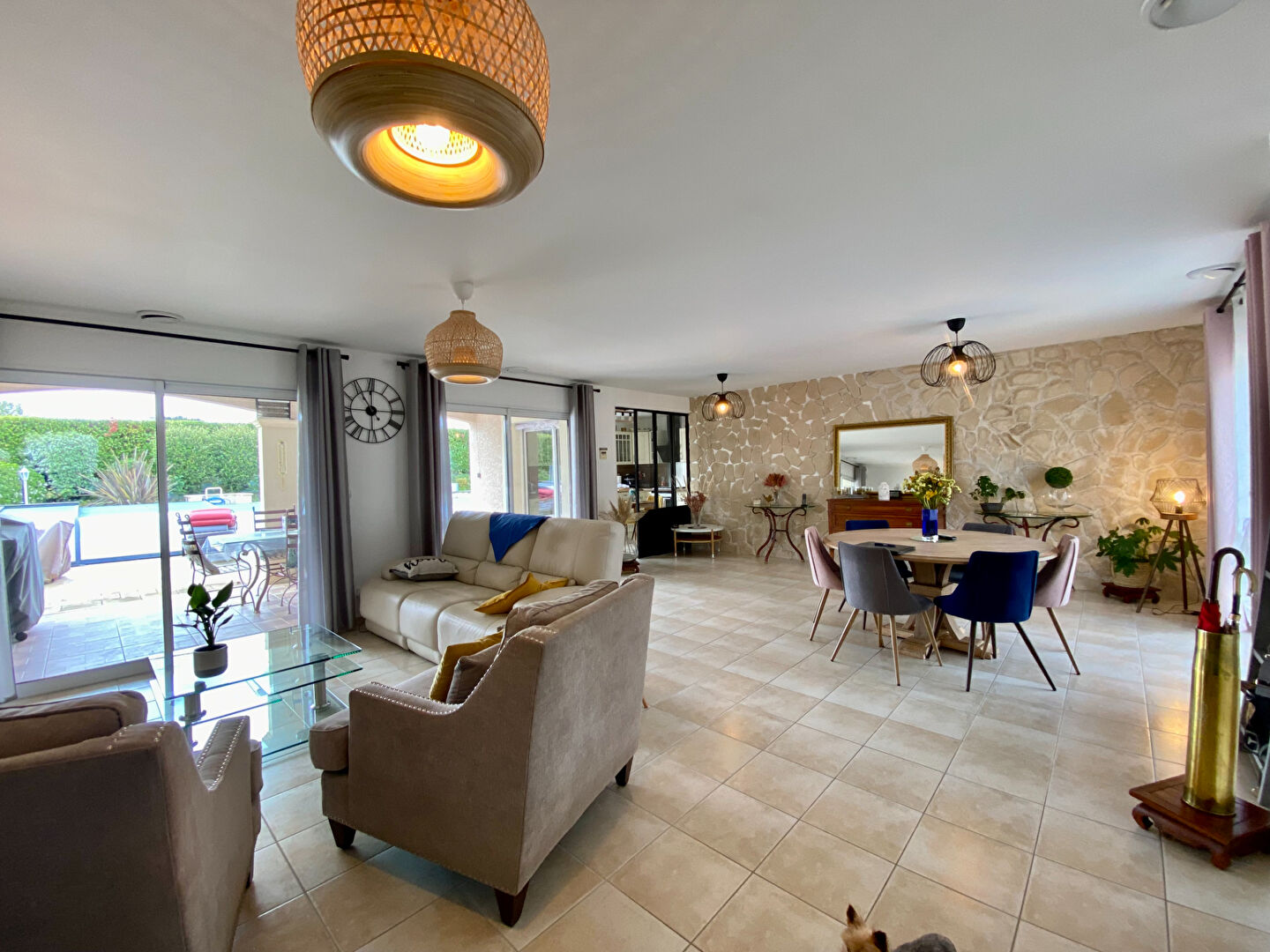 Photo Maison contemporaine de plain pied à Hautefage la Tour avec piscine image 4/6