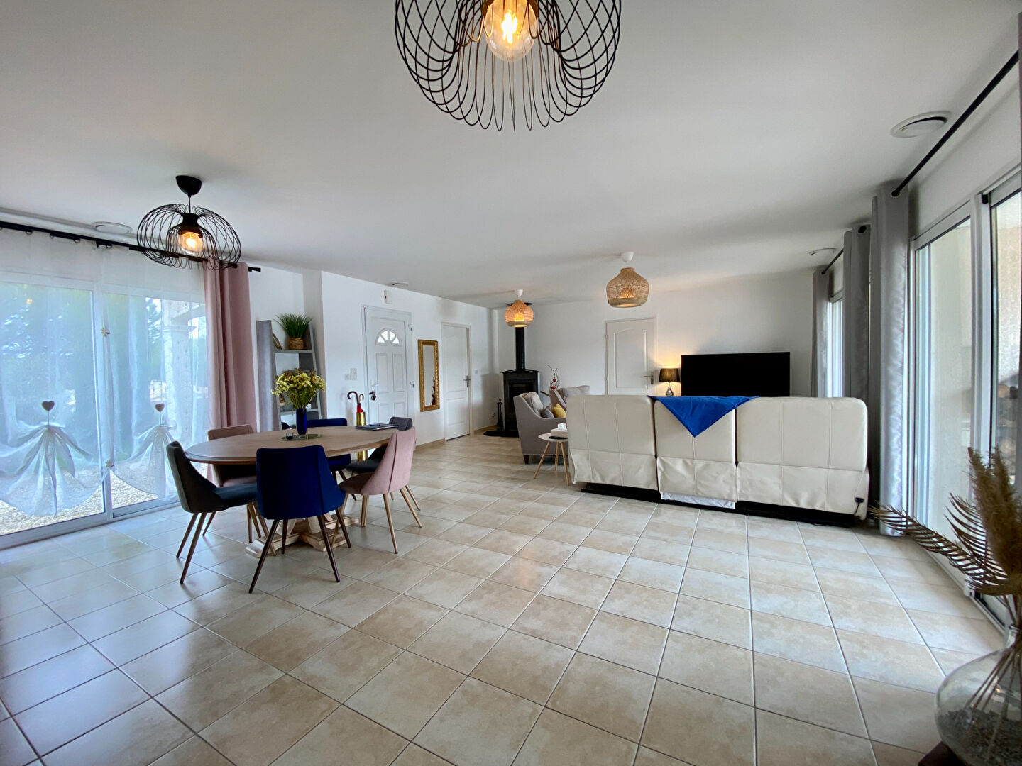 Photo Maison contemporaine de plain pied à Hautefage la Tour avec piscine image 5/6