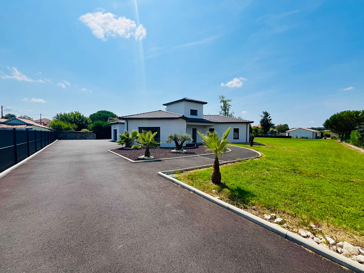 Photo Maison contemporaine de plain pied avec piscine et jardin. image 3/6