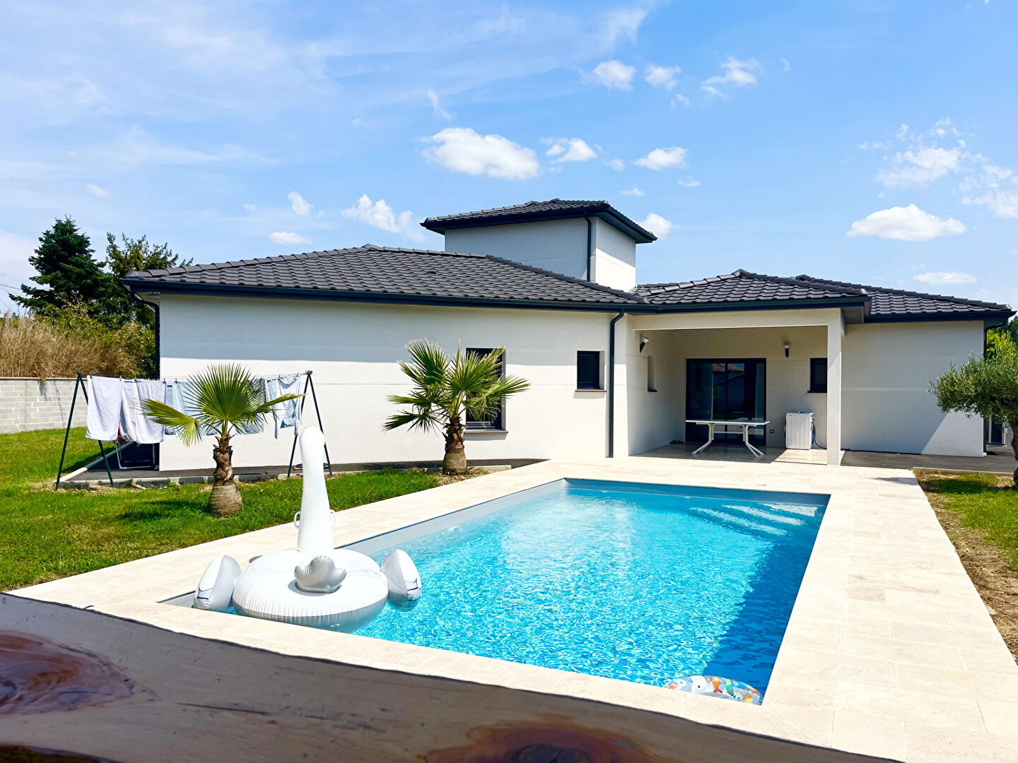 Photo Maison contemporaine de plain pied avec piscine et jardin. image 4/6
