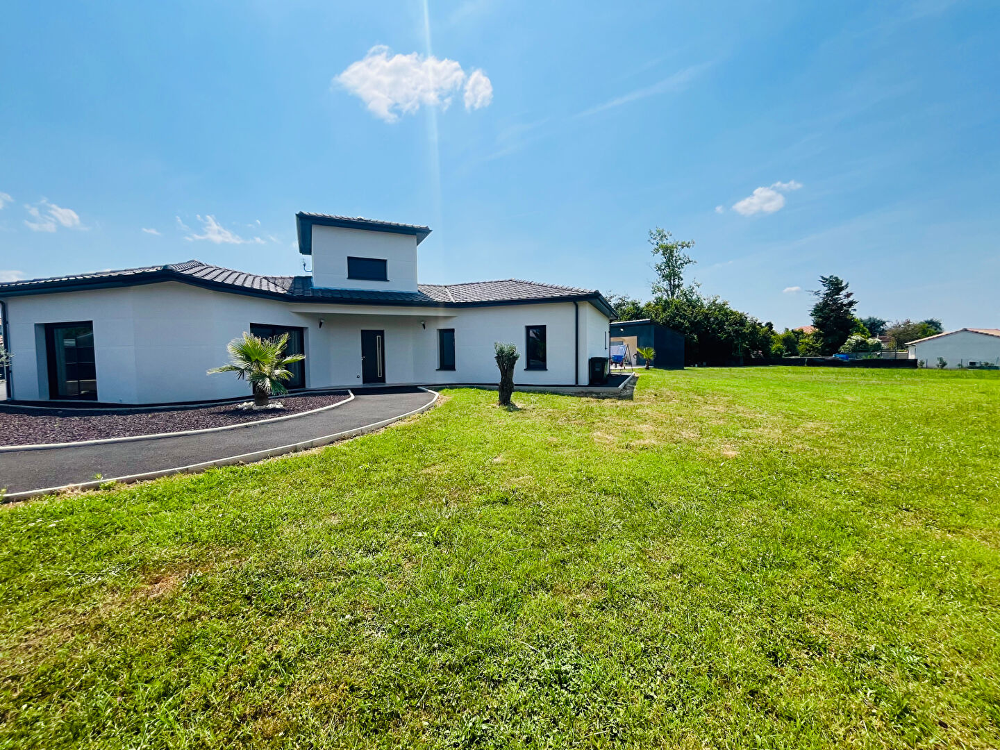 Photo Maison contemporaine de plain pied avec piscine et jardin. image 5/6