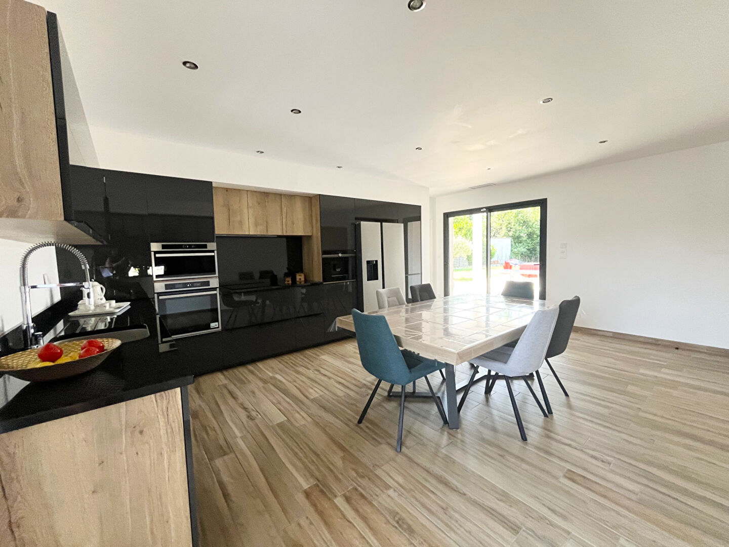 Photo Maison contemporaine de plain pied avec piscine et jardin. image 6/6