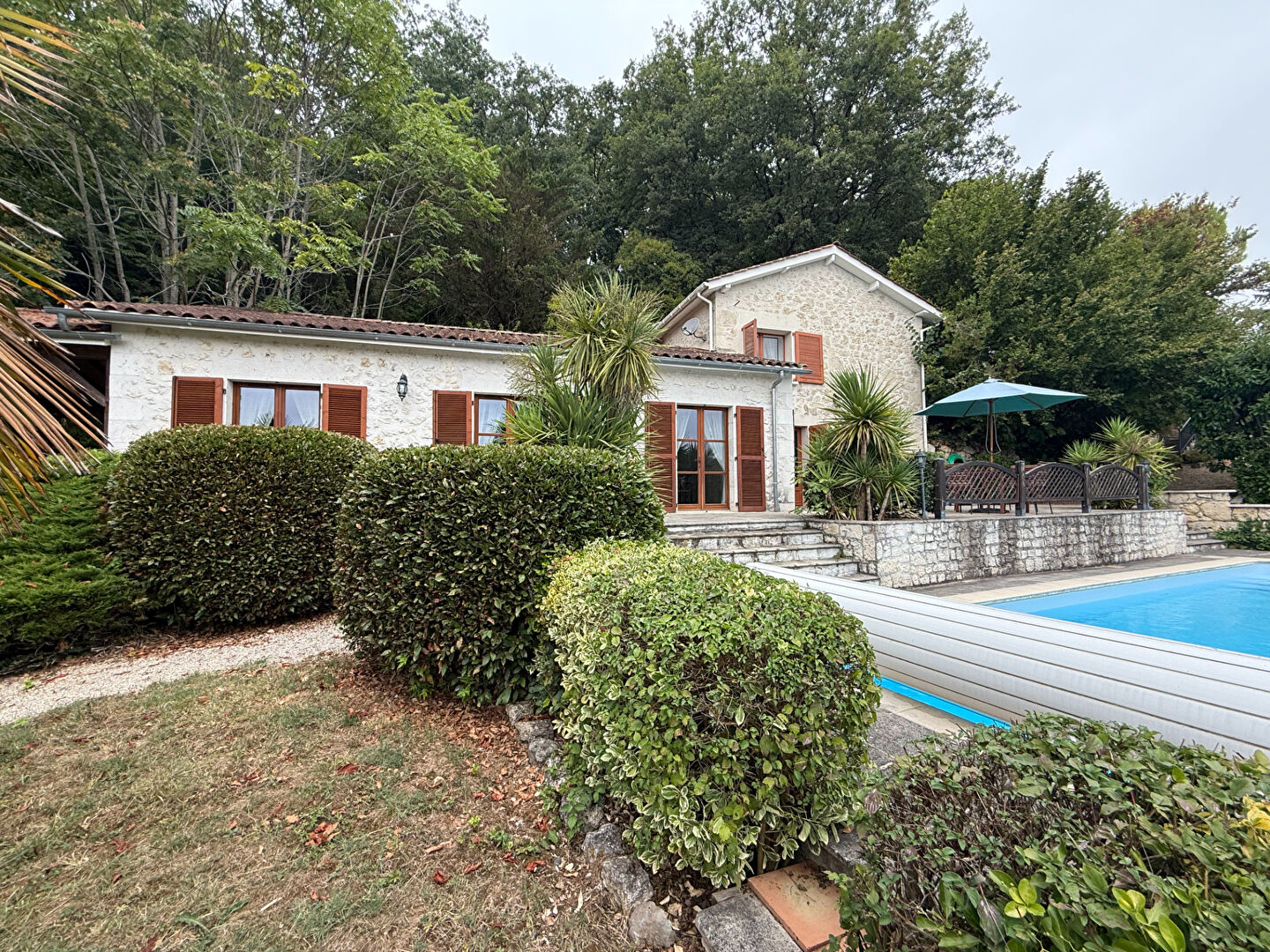 Photo Maison en pierre avec vue panoramique et piscine à Ste Colombe de Villeneuve image 5/6