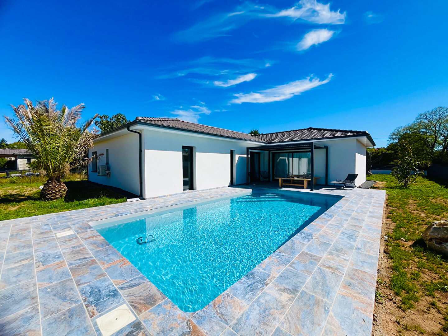 Villeneuve / Lot, maison neuve contemporaine avec piscine et garage