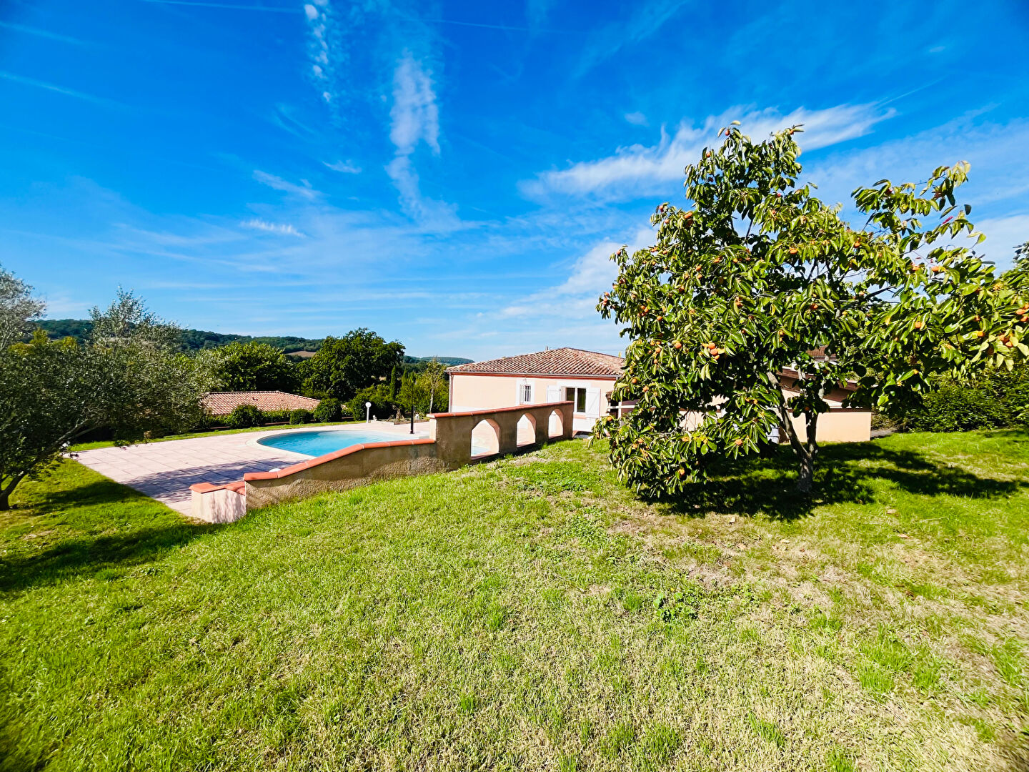 Pujols, charmante maison de plain pied avec piscine et vue sur la vallée du Mail