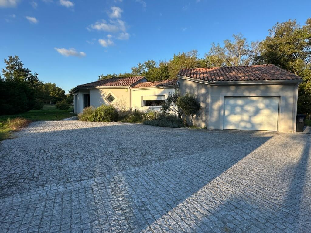 Maison contemporaine de plain pied à Pujols avec piscine