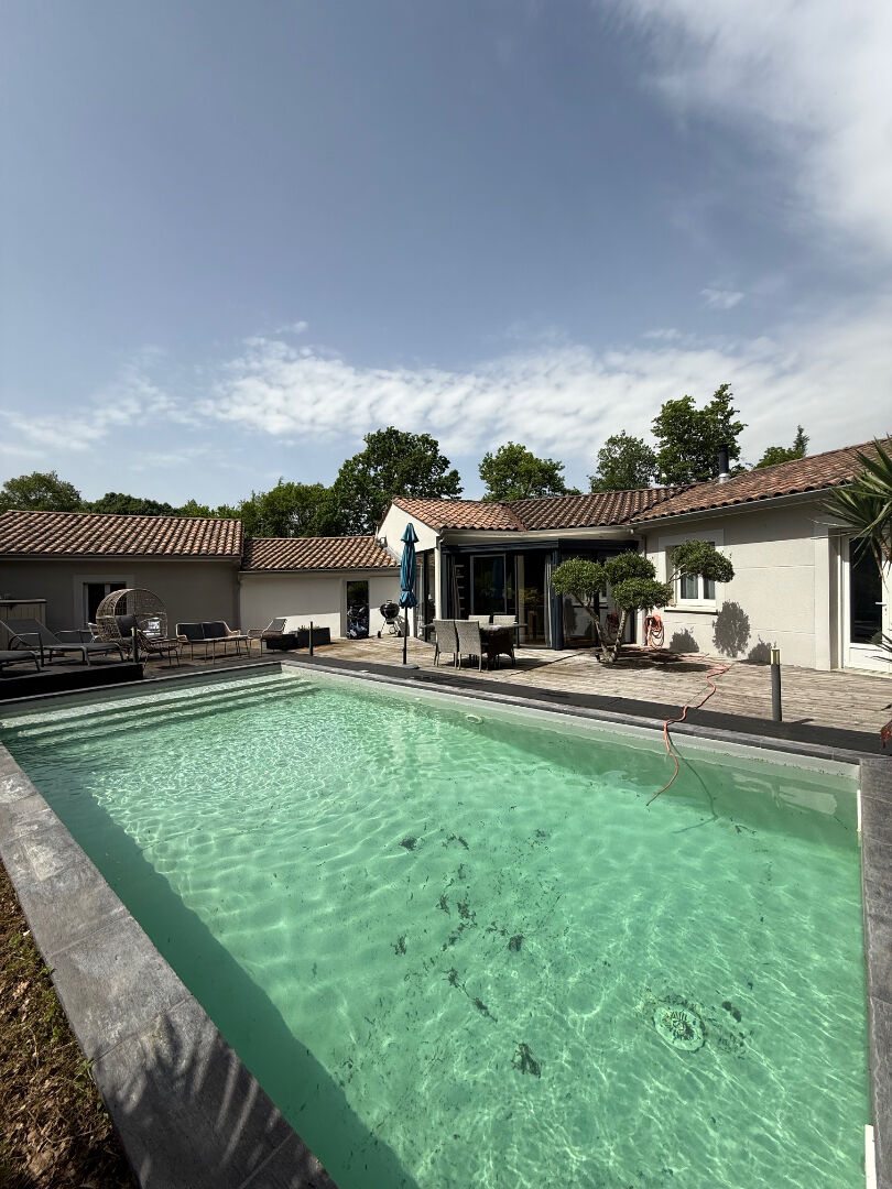 Maison contemporaine de plain pied à Pujols avec piscine