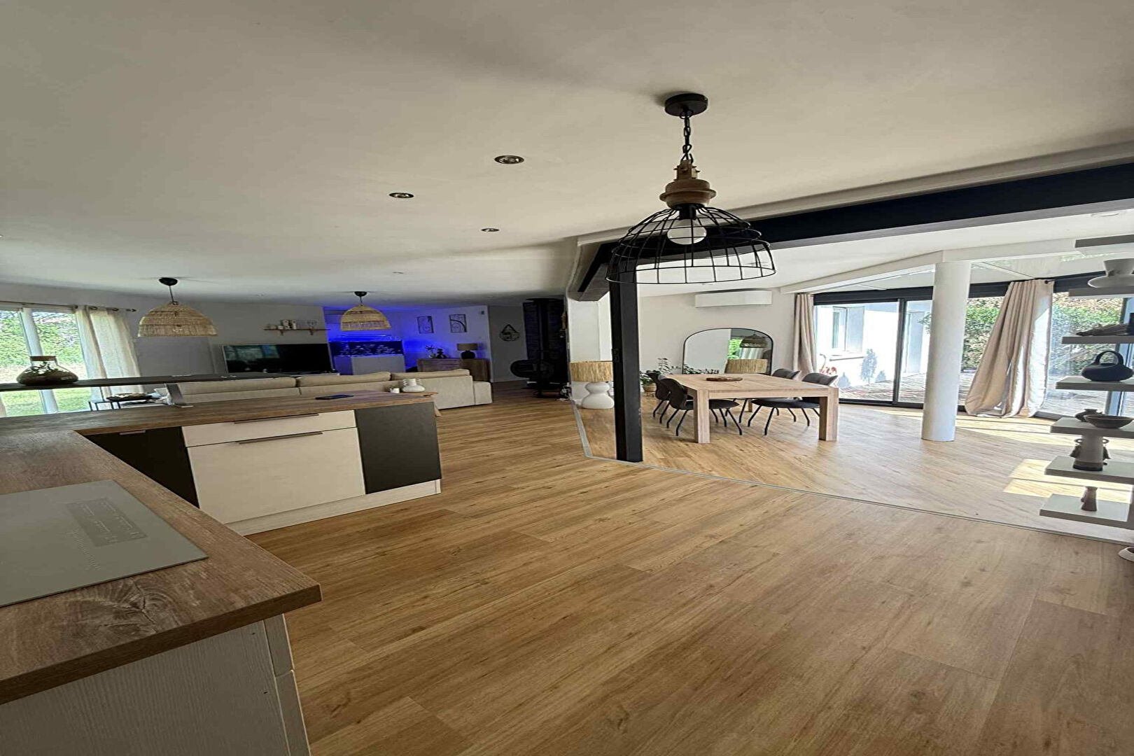 Photo Maison contemporaine de plain pied à Pujols avec piscine image 3/6
