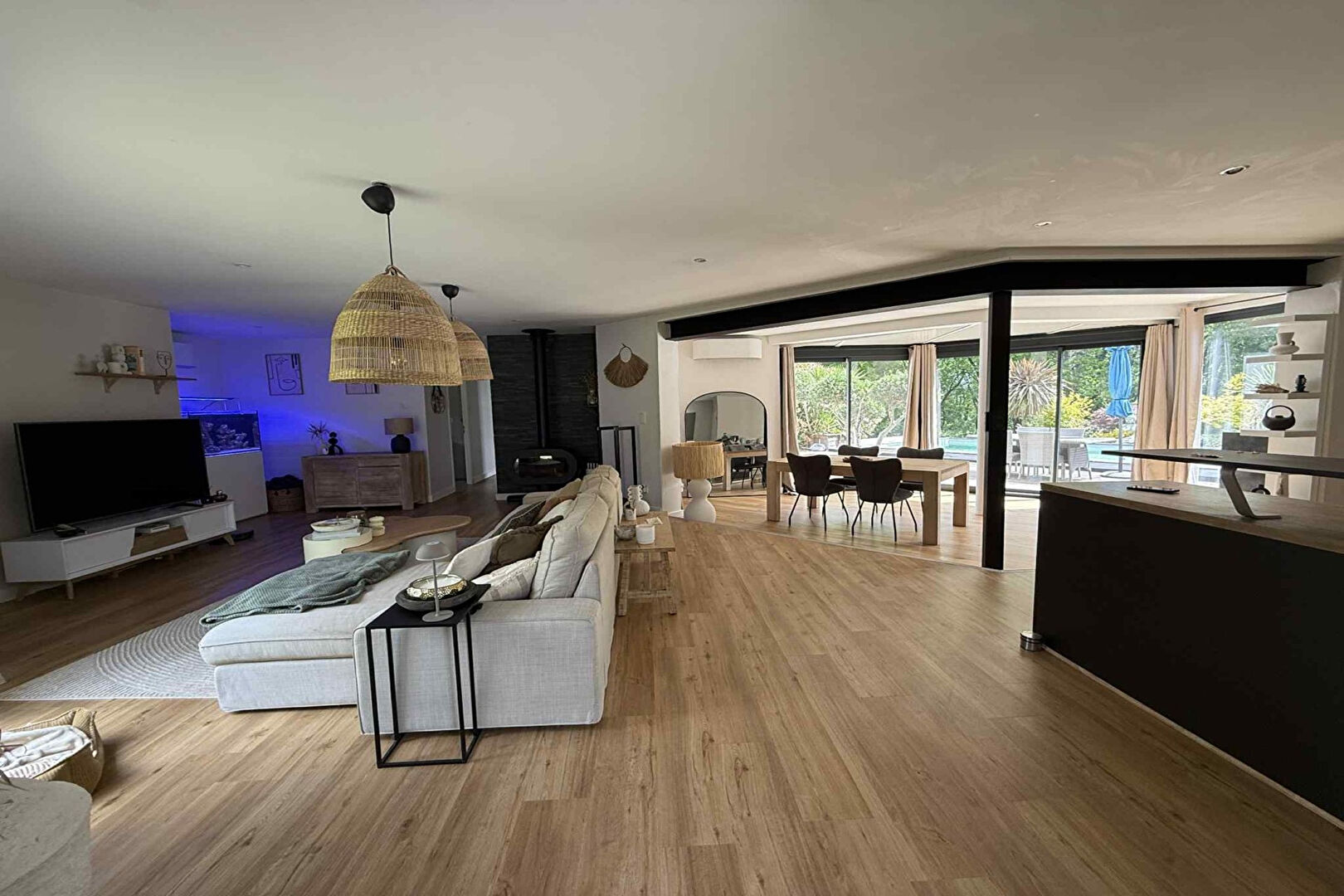 Photo Maison contemporaine de plain pied à Pujols avec piscine image 4/6