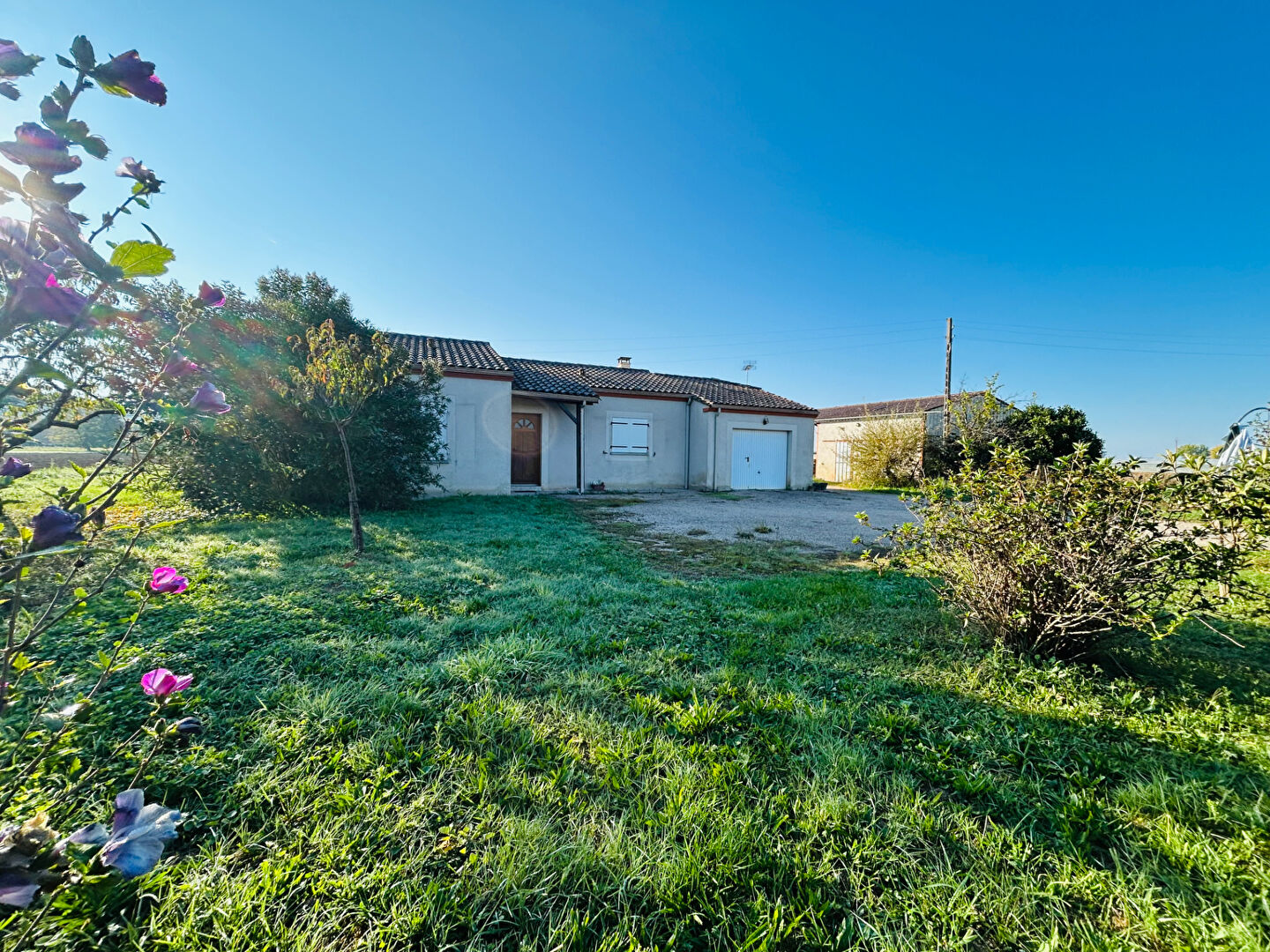 Maison de plain-pied à Casseneuil avec hangar sur une parcelle de 2,83 hectares.