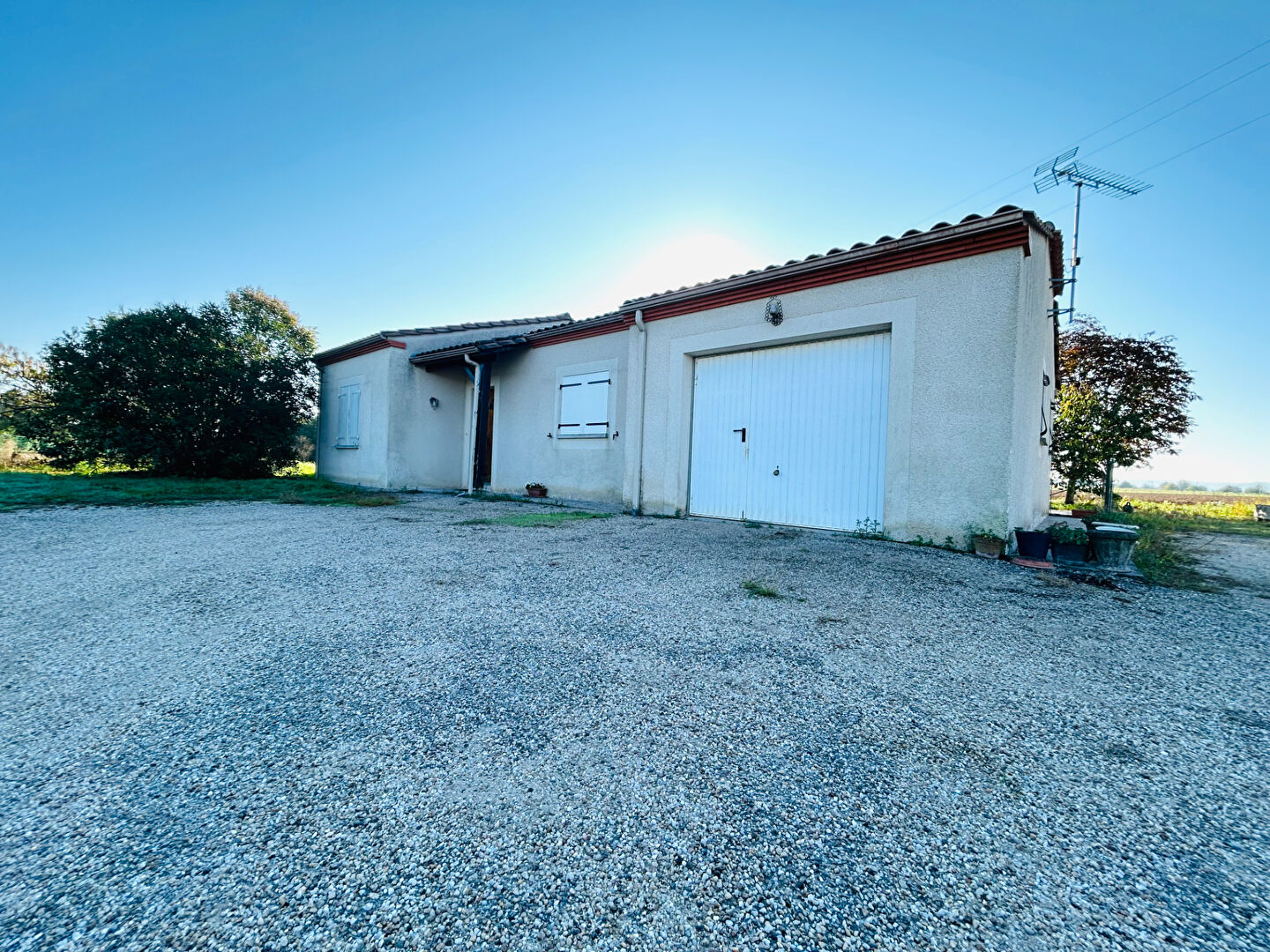 Photo Maison de plain-pied à Casseneuil avec hangar sur une parcelle de 2,83 hectares. image 2/6