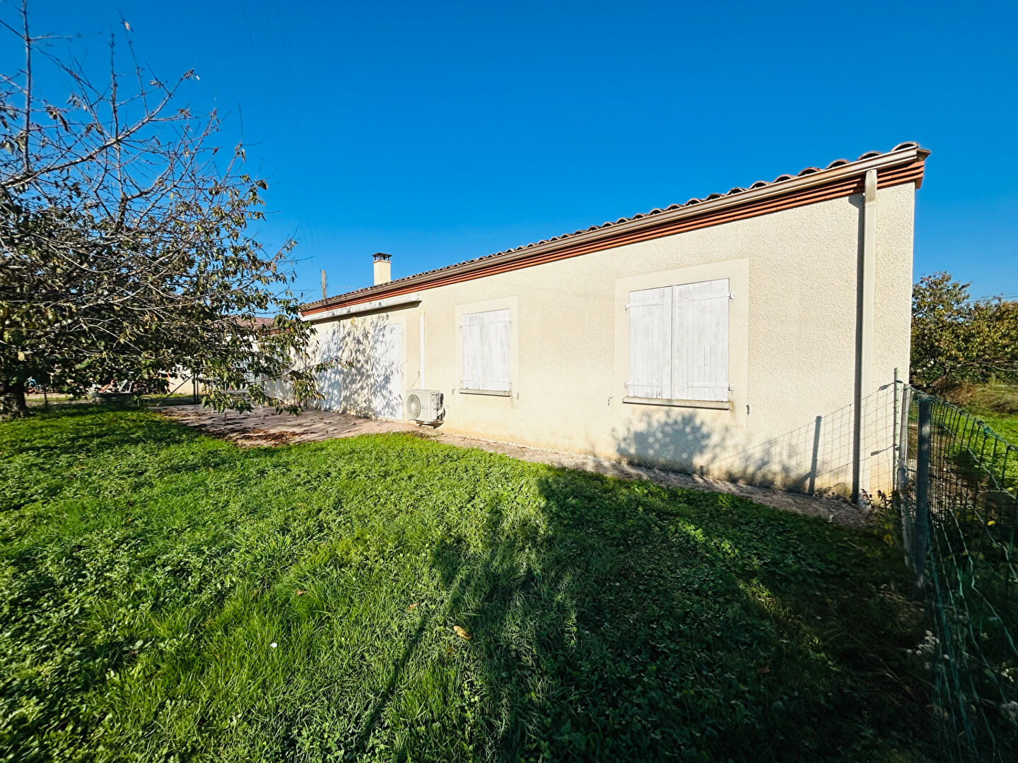 Photo Maison de plain-pied à Casseneuil avec hangar sur une parcelle de 2,83 hectares. image 3/6