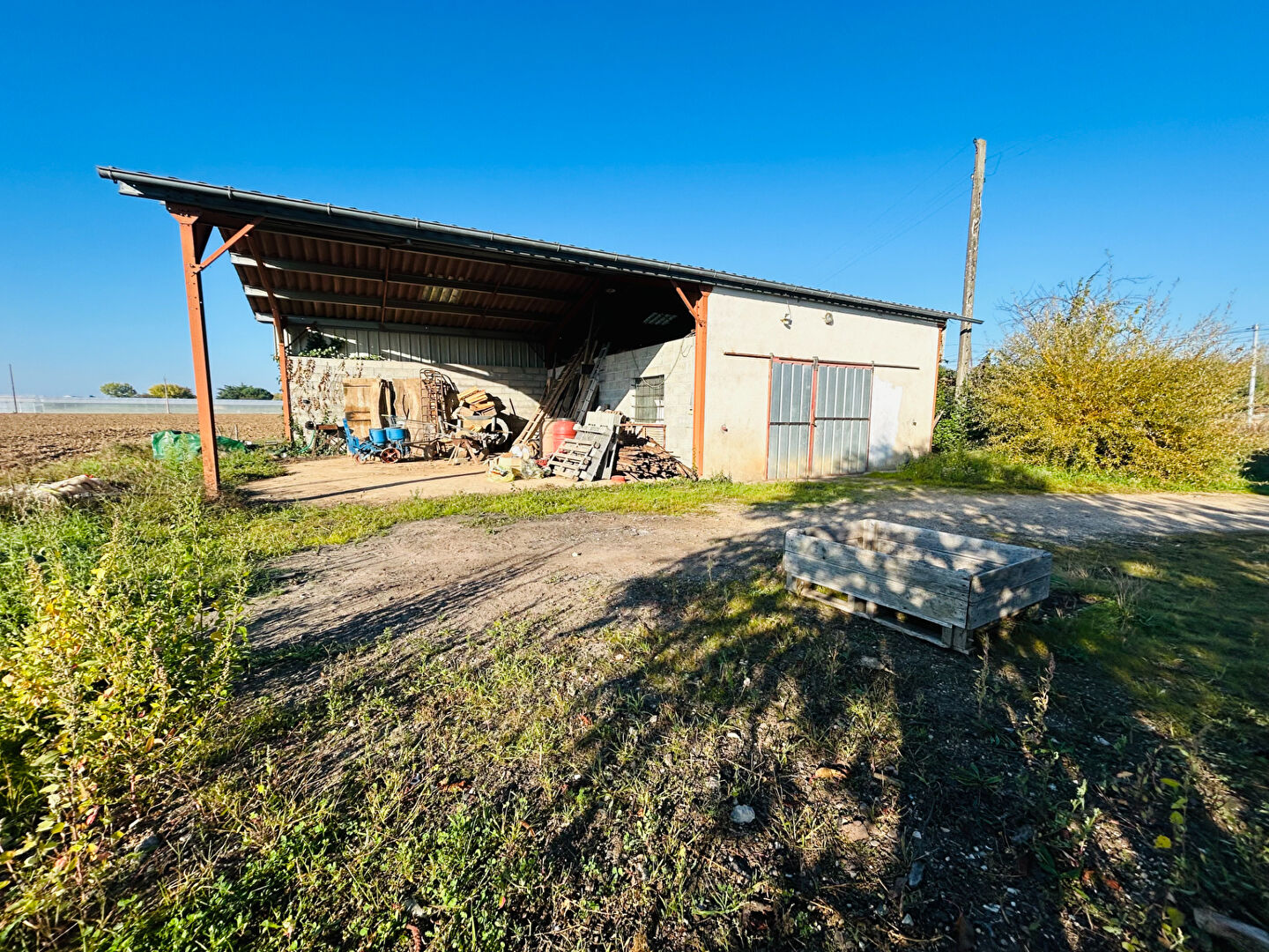 Photo Maison de plain-pied à Casseneuil avec hangar sur une parcelle de 2,83 hectares. image 4/6