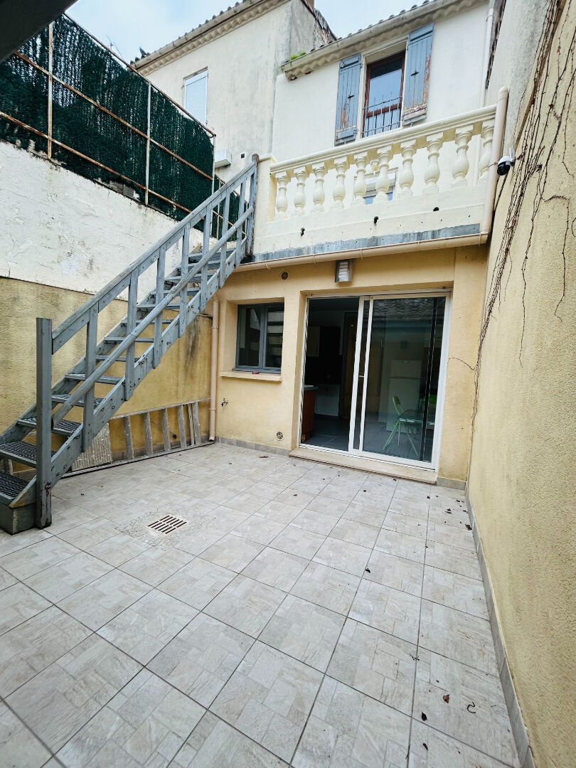 À Villeneuve-sur-Lot Maison de ville avec cour et terrasse.