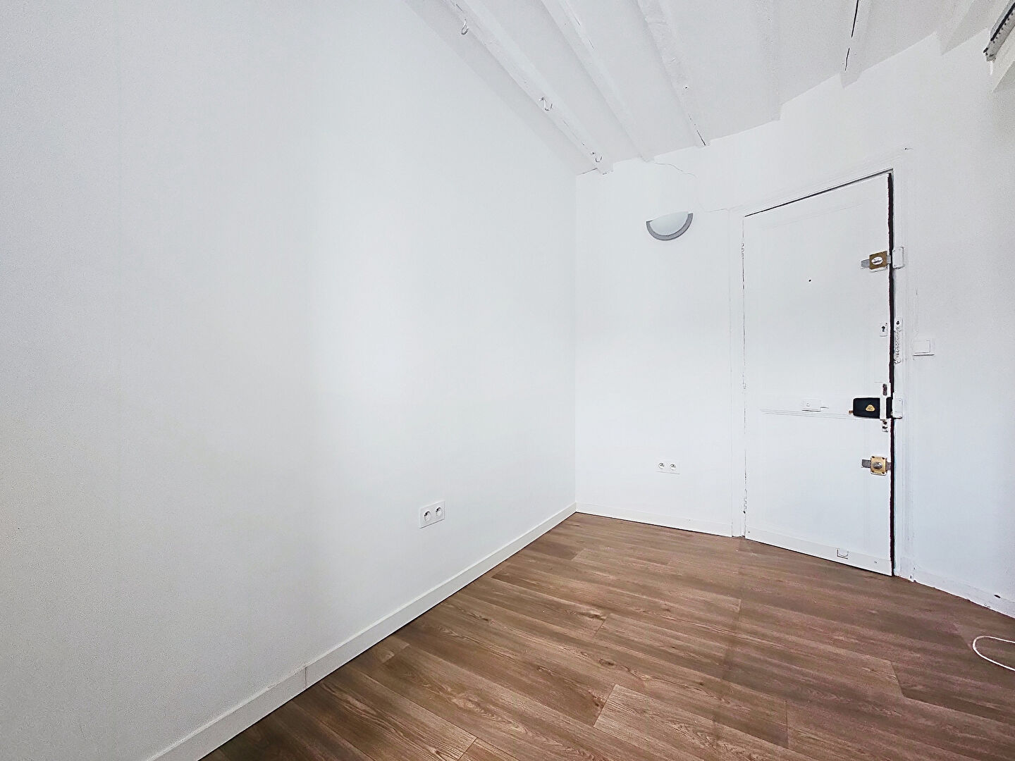 Photo PARIS 9eme - STUDIO 8.03 m² image 2/6