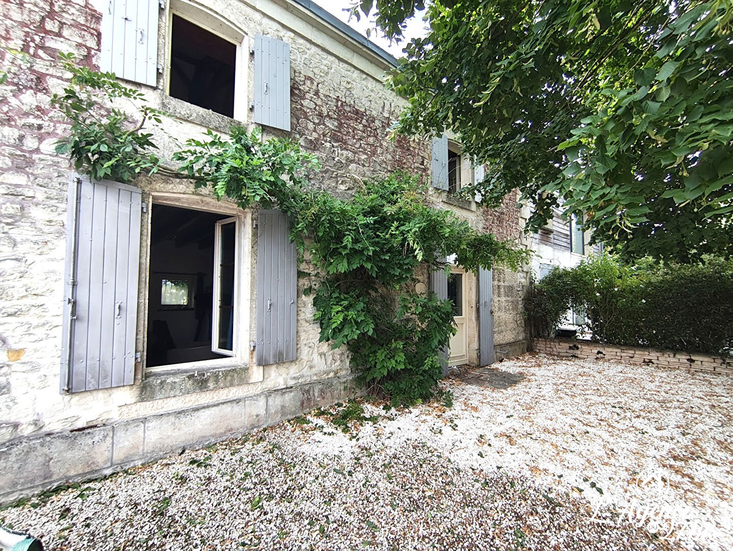 Fors bourg - Maison en pierre, 2 chambres + bureau, piscine.