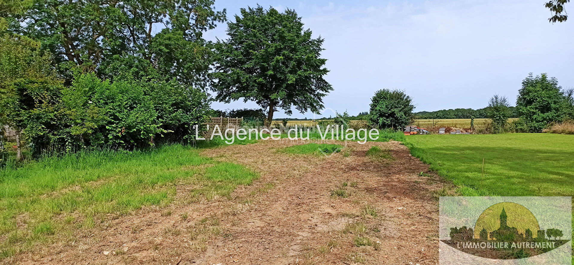 Photo Terrain Sainte Genevieve 1066 m2 image 2/5