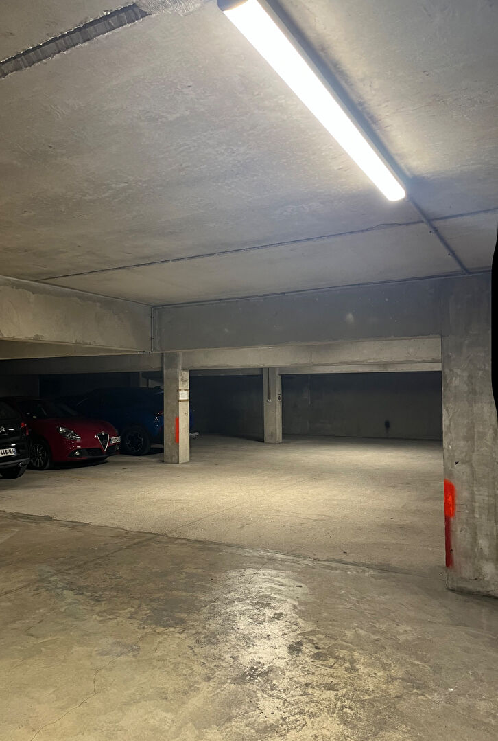 Photo REIMS - Place de Stationnement double en enfilade (parking + box fermé) EN EXCLUSIVITE image 6/6