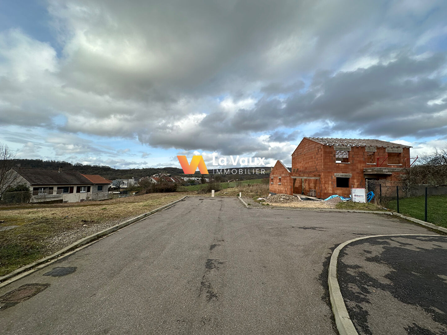 Photo Terrain constructible, viabilisé de 456m2 image 3/3