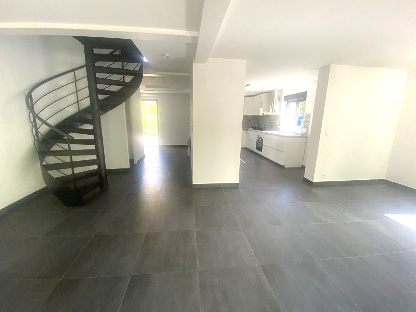 Photo LE RAINCY Maison rénovée avec jardin, garage et dépendances image 3/6