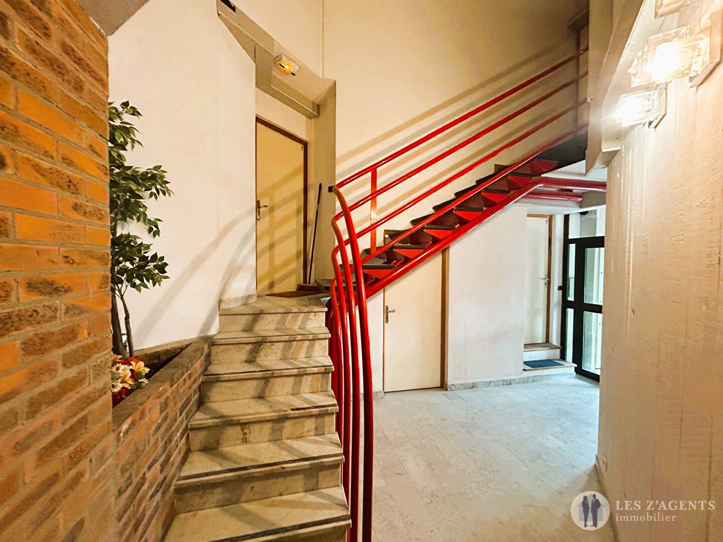 Photo Immeuble avec 18 appartements loués + 2 garages image 3/6
