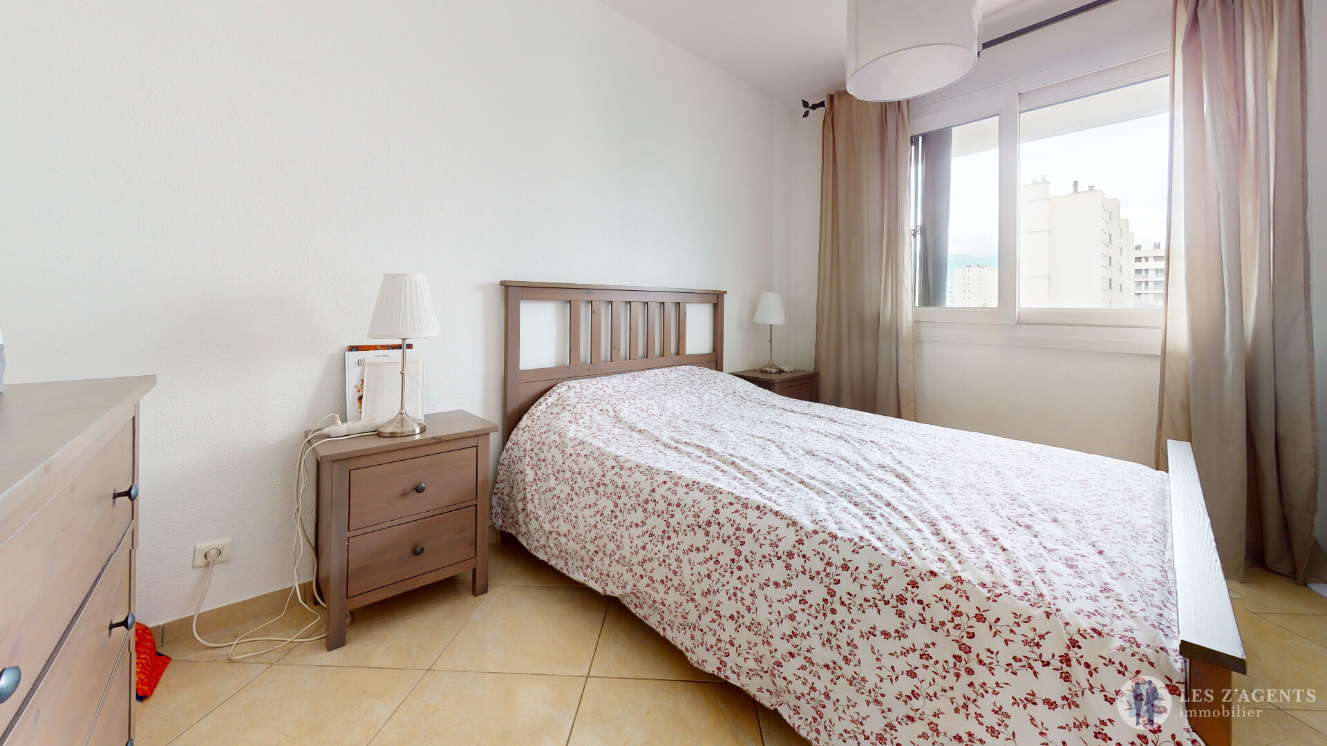 Photo Appt T4 traversant avec balcon et place de parking image 6/6