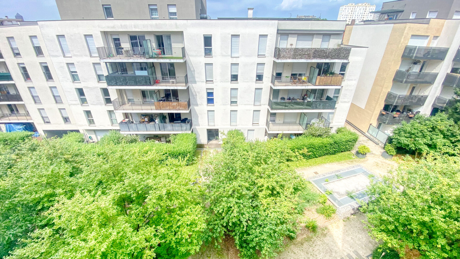 Photo Villeurbanne 700 mètres de la Doua Appartement spacieux T1 Bis 33 m² dans résidence étudiante avec stationnement en sous-sol idéal investissement image 2/6