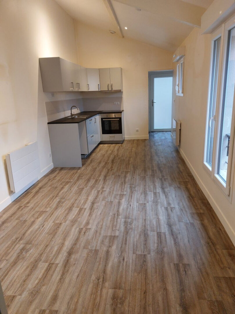 2 pièces refait à neuf a 1 minutes du RER C