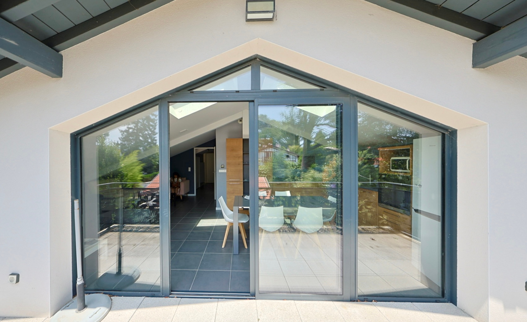 Photo ARCHITECTURE RESIDENTIELLE  - 2021 - Terrasse sud et garage image 1/6