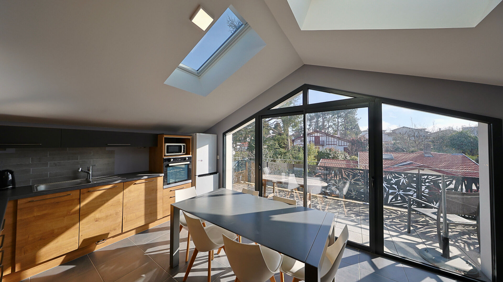 Photo ARCHITECTURE RESIDENTIELLE  - 2021 - Terrasse sud et garage image 4/6