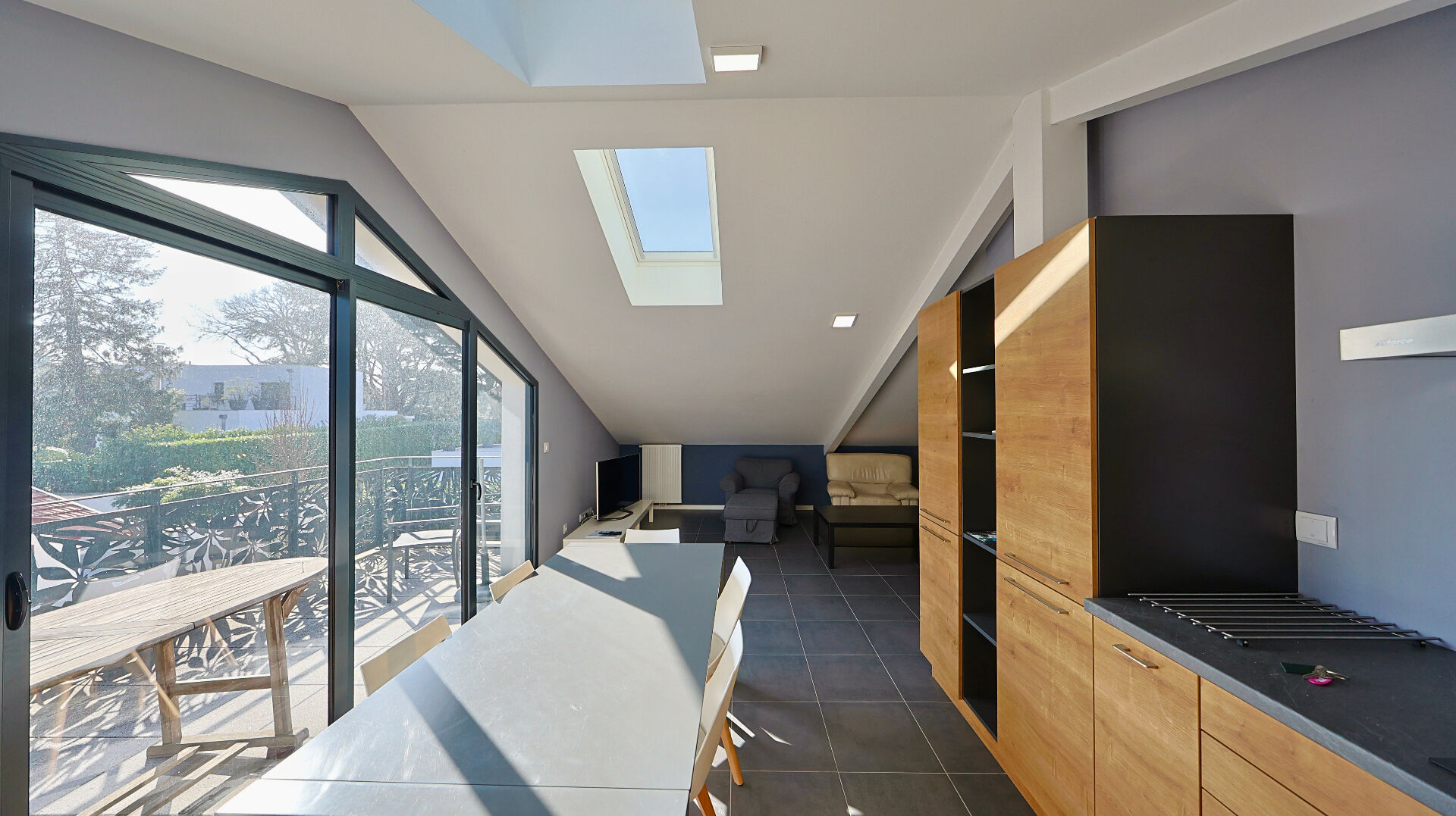 Photo ARCHITECTURE RESIDENTIELLE  - 2021 - Terrasse sud et garage image 5/6