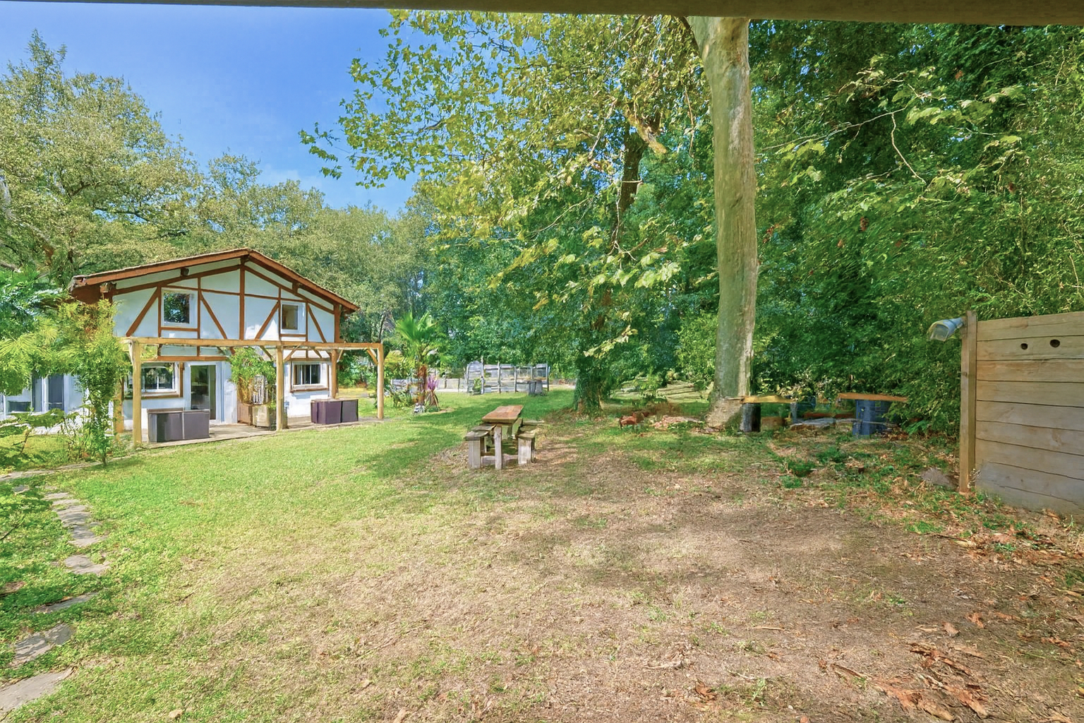 Architecture modulable immergée dans la forêt