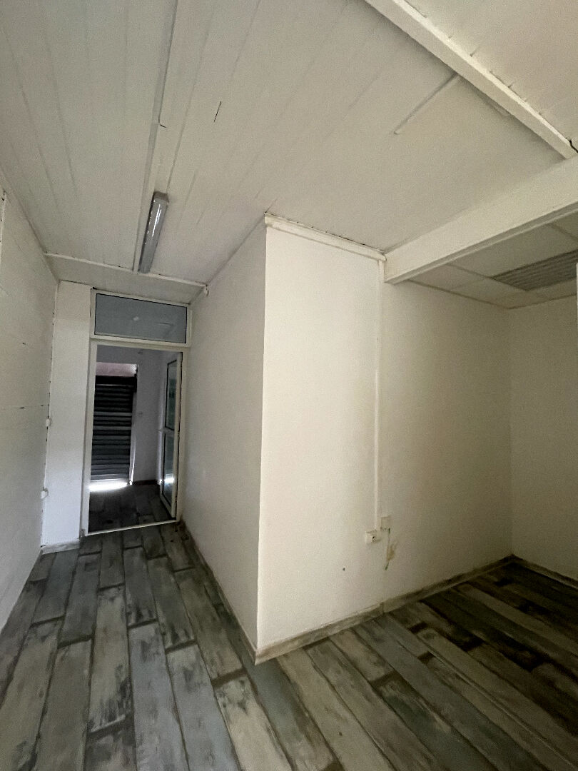 Photo Local à louer ? 43 m² en centre-ville de Saint-Pierre image 4/6