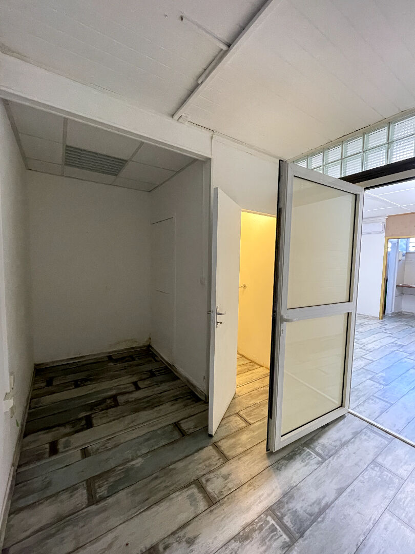 Photo Local à louer ? 43 m² en centre-ville de Saint-Pierre image 5/6